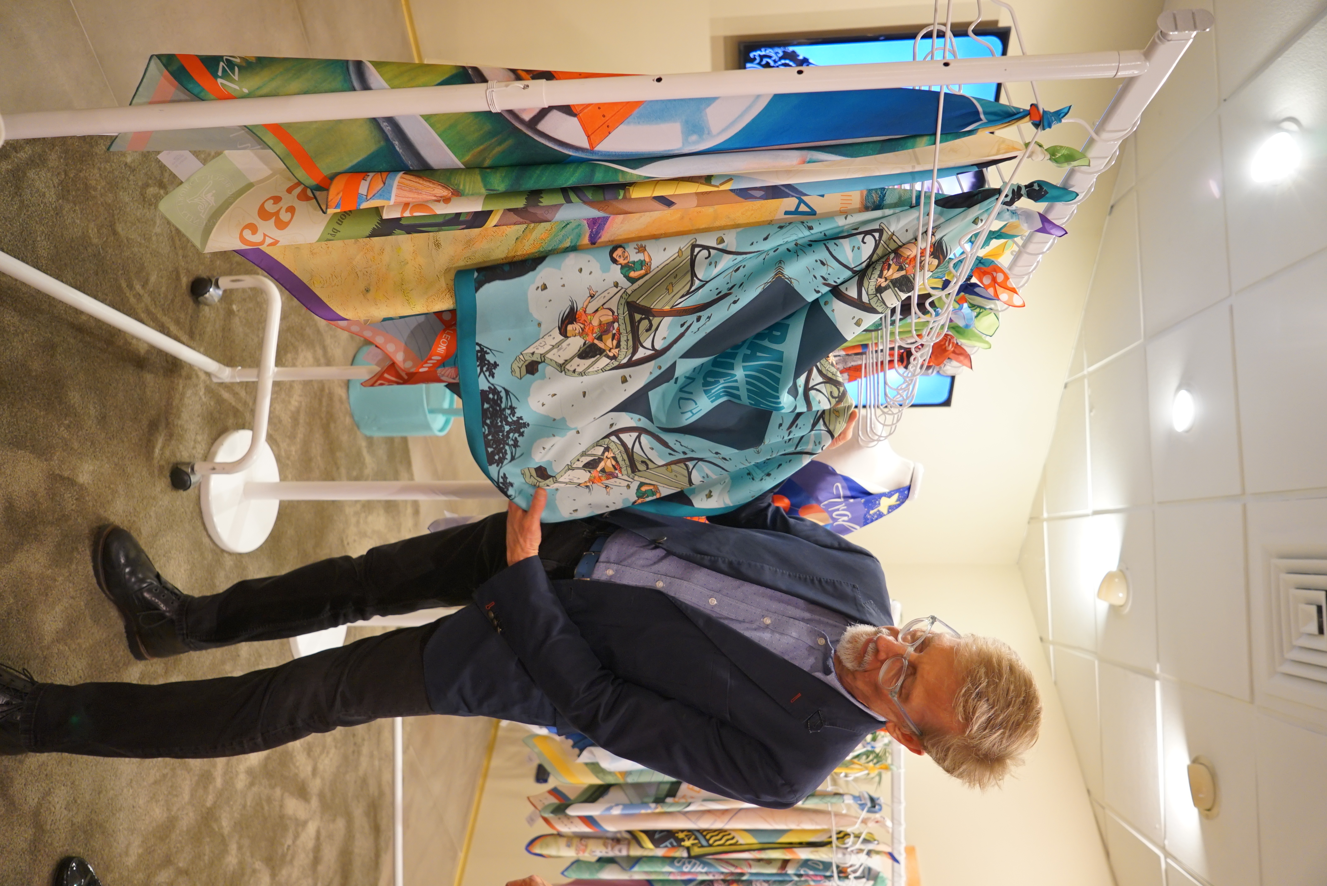 Chris Bangle all’esposizione dei foulard realizzati con le grafiche dei poster dell’Art Challenge 2023